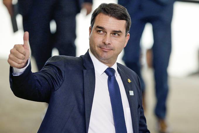 Mandato cruzado livra Senador Flávio Bolsonaro do processo das rachadinhas